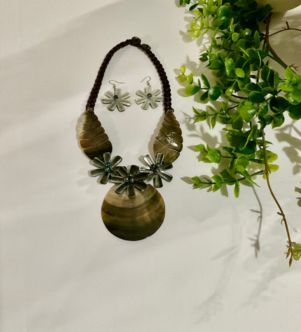 Island bloom Shell Necklace & Earring Set