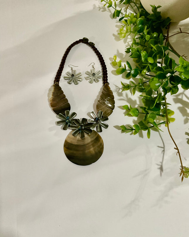 Island bloom Shell Necklace & Earring Set