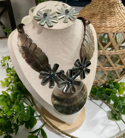Island bloom Shell Necklace & Earring Set