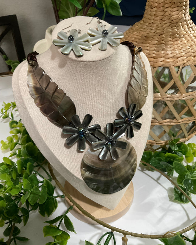 Island bloom Shell Necklace & Earring Set