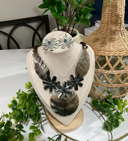 Island bloom Shell Necklace & Earring Set