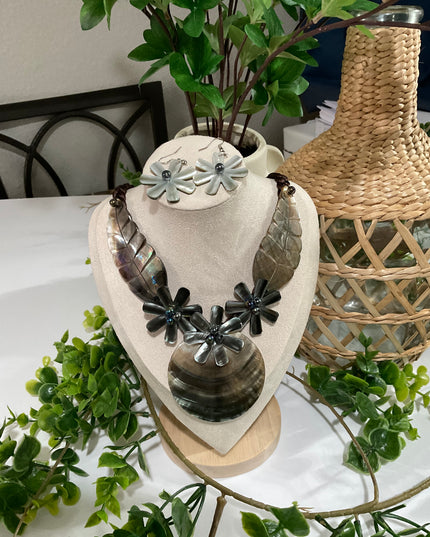Island bloom Shell Necklace & Earring Set