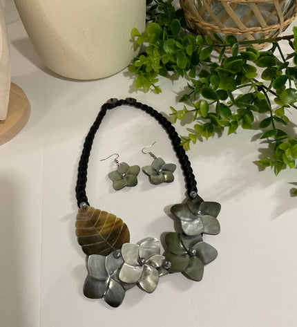 Island Bloom Mother-of-Pearl Jewelry Set
